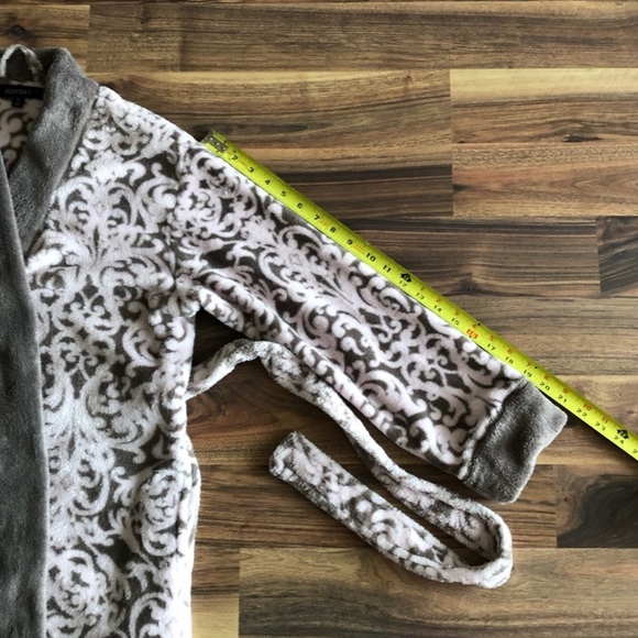 Ellen Tracy plush robe - Picture 10 of 10